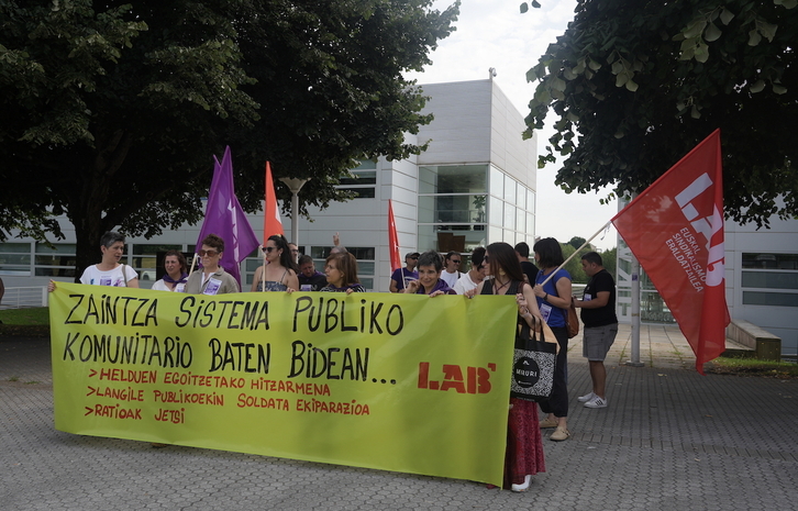 LAB sindikatuak Adegi patronalaren aurrean egin du elkarretaratzea.