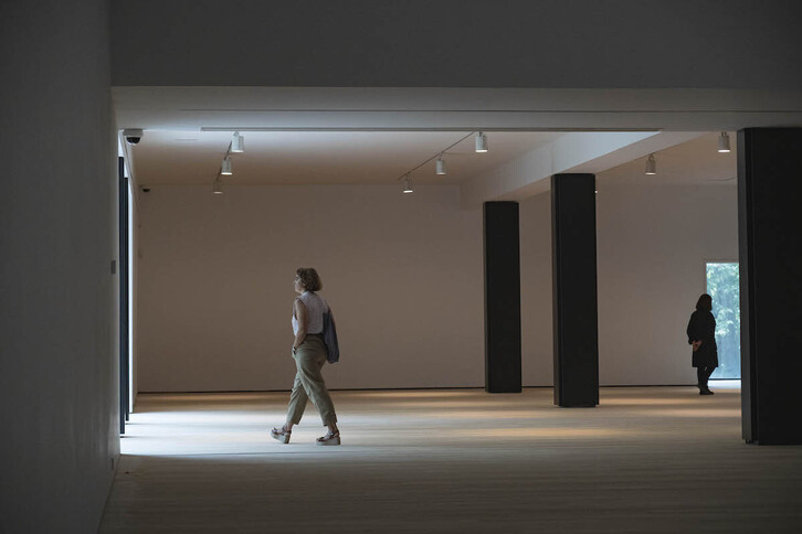 Una visitante observa el interior renovado del edificio.