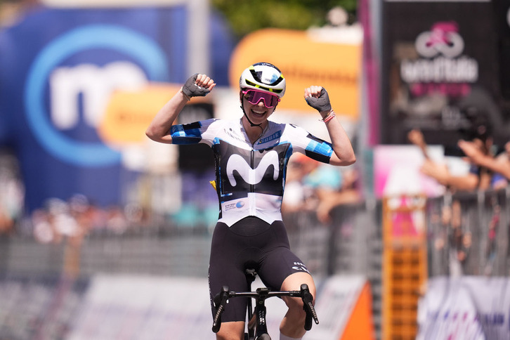 Liane Lippert alza victoriosa los brazos.