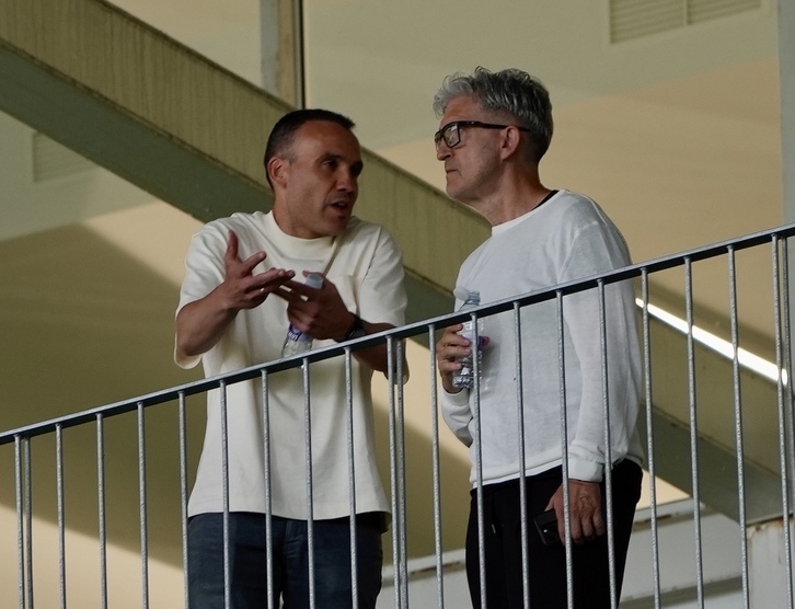 Sergio Francisco habla con Roberto Olabe, en la eliminatoria del Sanse en Zubieta.