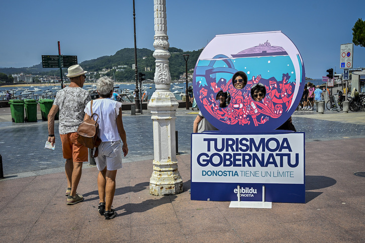 Nautiko ondoan jarritako photocall-a. 