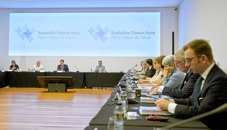Osasun Mahaiaren bilera baten artxiboko irudia.