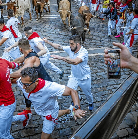 Brillante imagen llegando a la curva de Estafeta.