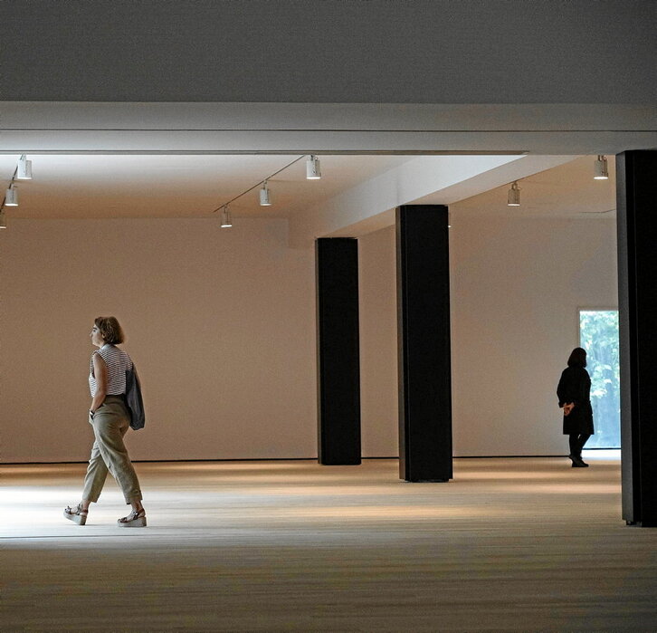 Una visitante observa el interior renovado del edificio.