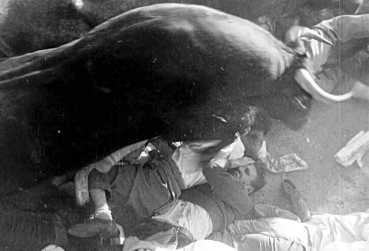Un toro salta por encima de los mozos caídos en el montón de 1957.