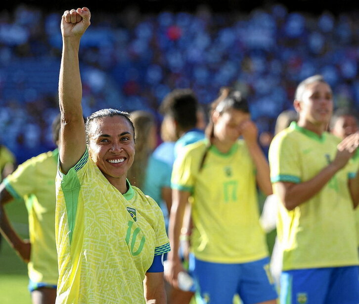 Marta saluda al público durante los Juegos de París.