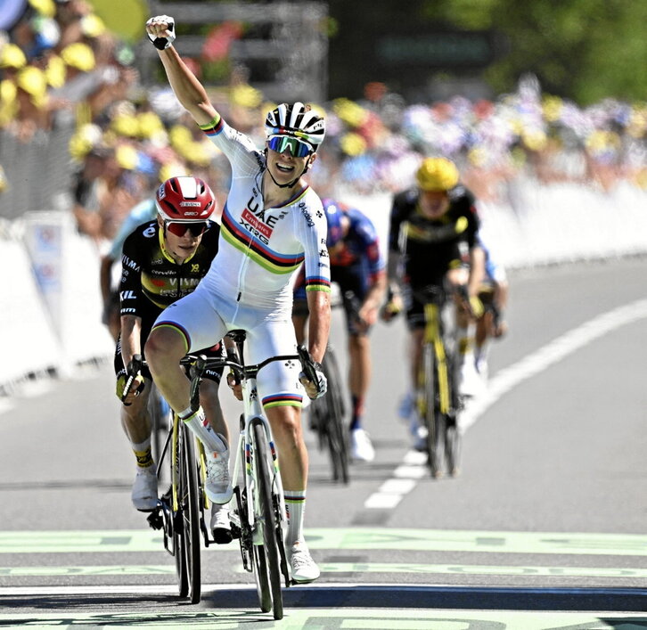 Pogacar alza el puño ante un Vingegaard incapaz de ganarle al sprint.