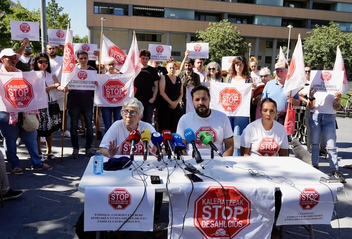 Aste honetan agerraldia egin dute Errenteriako familiaren egoera salatzeko.