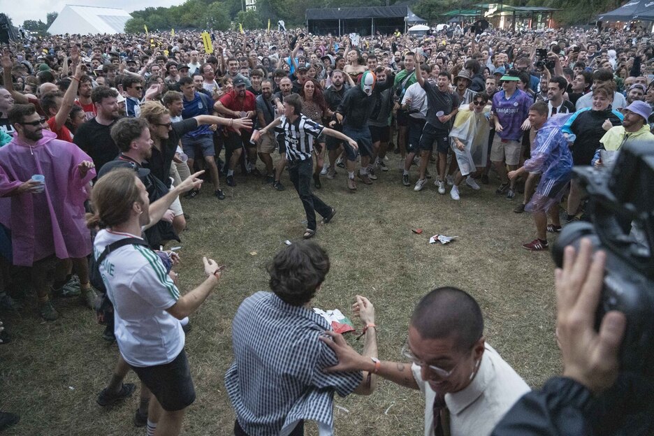 ‘The Recap’ abestirako Kneecap jende artera jeitsi zen.