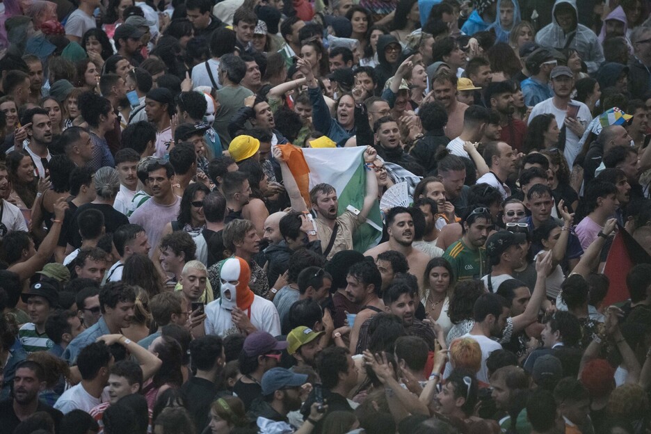 Giroa berotu zen, eta nola irlandarrekin.