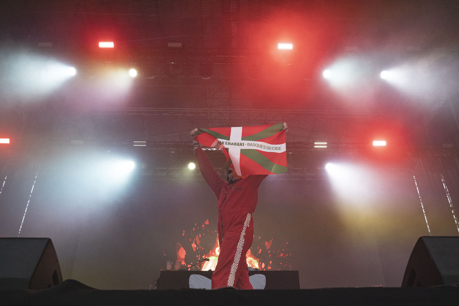 Euskal Herrian zeudela argi zuen Kneecap hirukoteak.