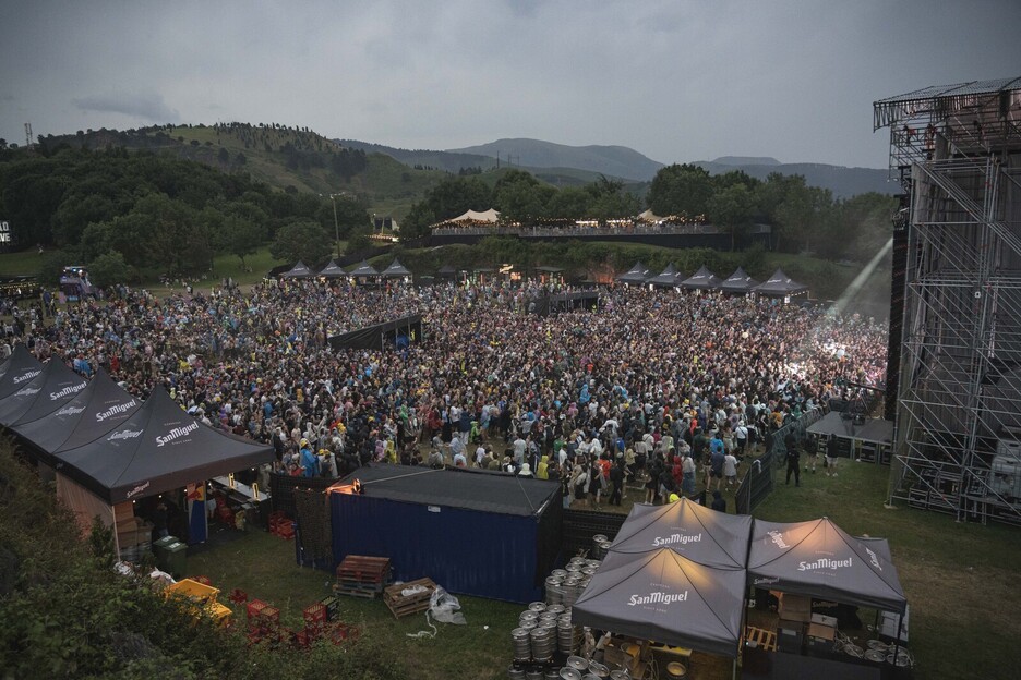 Oholtza nagusiaren irudia, ekaitzak gogor jo aurretik.