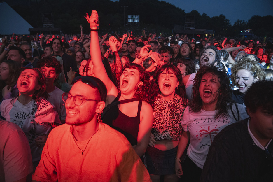 Amyl & The Sniffers taldearen jarraitzaileak, bero.