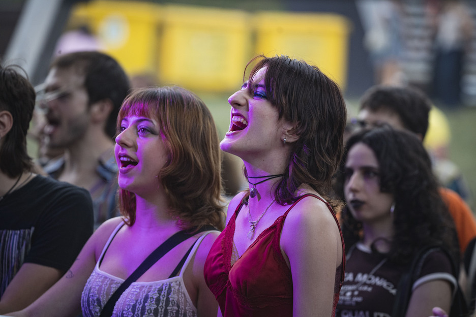 Erantzuna, behetik ere, tinko. 