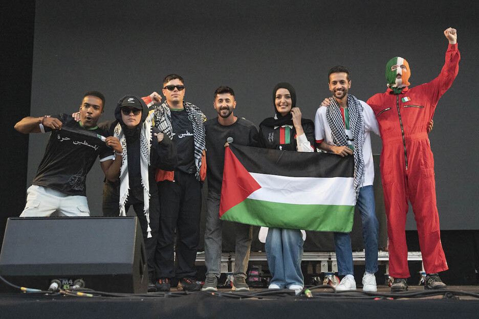 Kneecap taldearen emanaldian Sol Band Gazako taldekoak igo dira oholtzara Kobetamendin. 