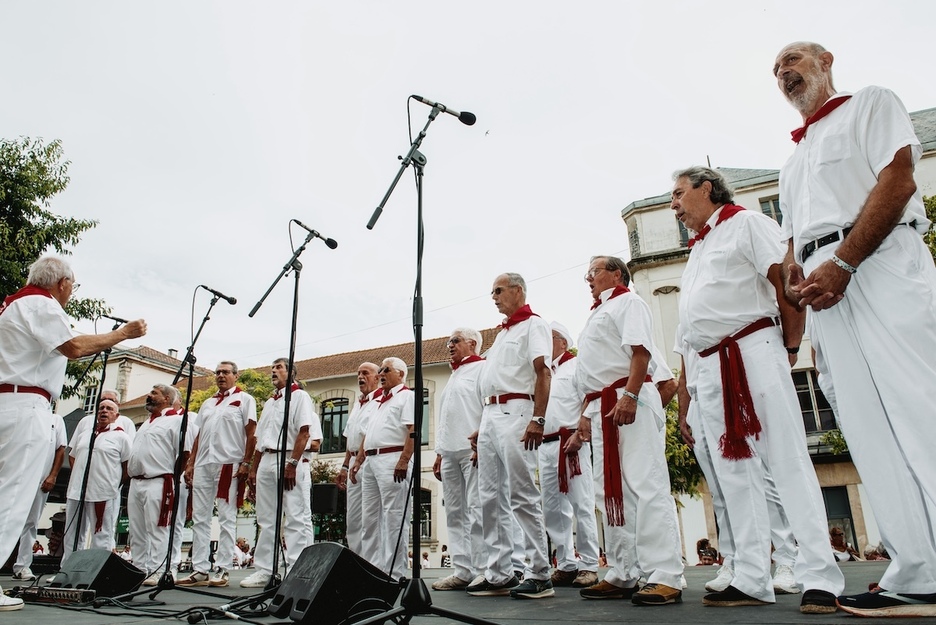 Les chœurs d'hommes aussi ont résonné. Les chœurs d'hommes aussi ont résonné.