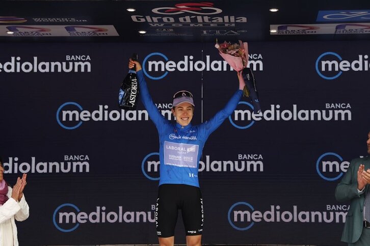 Usoa Ostolaza, berriro ere urdinez jantzita Giroan.