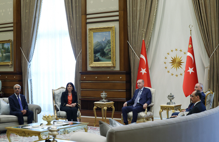 El presidente turco, Recep Tayyip Erdogan, en un encuentro con representantes del partido prokurdo DEM.