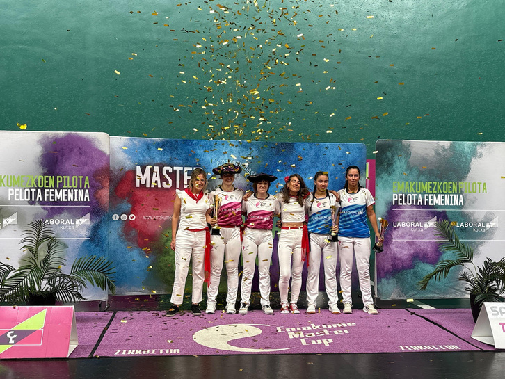 Finaleko lau protagonistak, Zabaletak eta Erasunek txapelak jantzita dituztela.