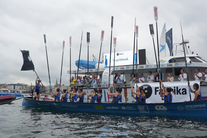 Tolosaldeako arraunlariak, arraunak gora bandera ospatzen.