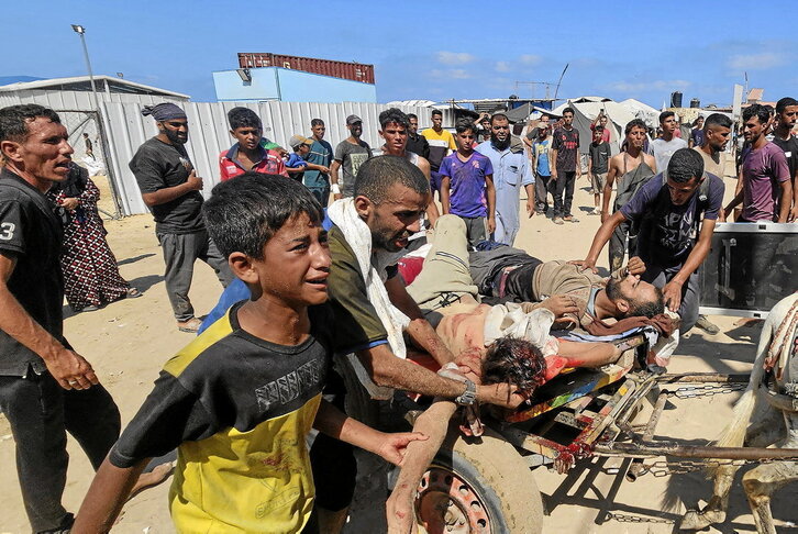 Palestinos transportan algunas de las víctimas del ataque israelí contra las personas que buscaban comida en uno de los puntos de distribución de Rafah.