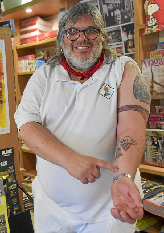 Carmelo Buttini indica con su dedo el lugar que ocupará, próximamente, el almuerzo.