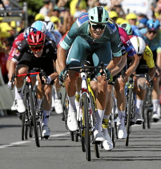 Jonathan Milan, enfilando hacia la meta.