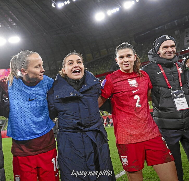 Patalon y sus jugadoras celebran la victoria contra Austria que les dio el billete a la Eurocopa.