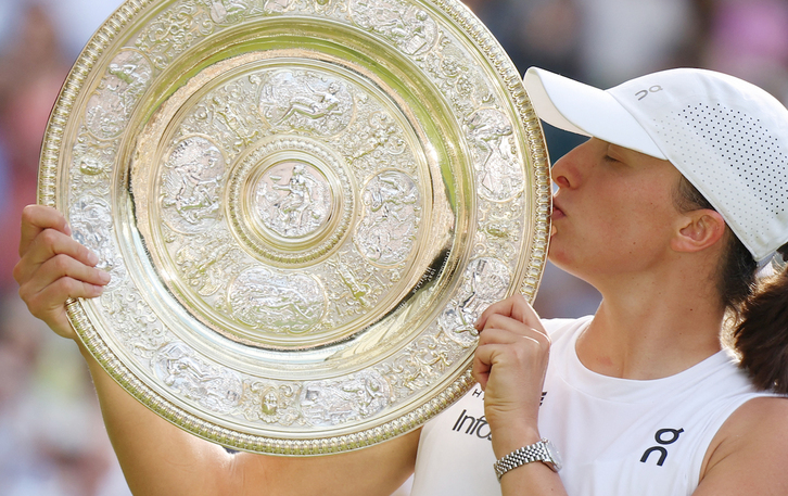 Iga Swiatek besa el trofeo de WImbledon.