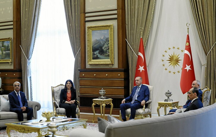 El presidente turco, Recep Tayyip Erdogan, con una delegación del partido prokurdo DEM, el pasado 7 de julio.