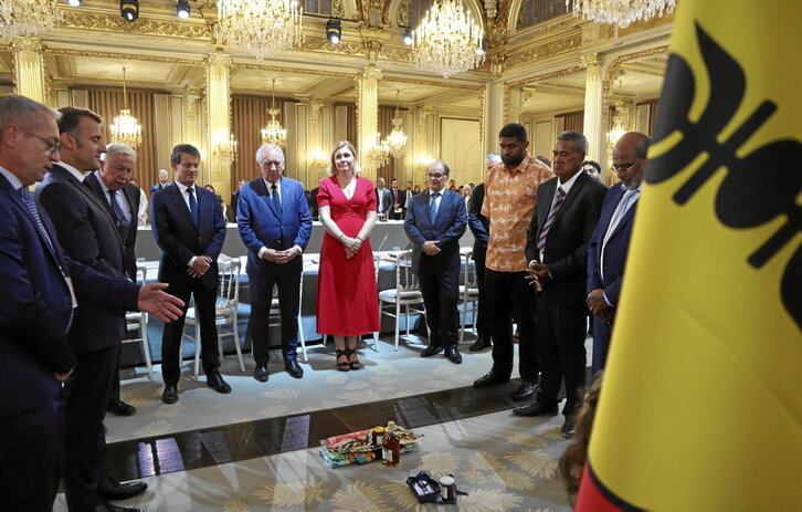 Frantziar Estatuko agintari politiko nagusiak eta kanakak, uztailaren 2an, bileren hastapenean.