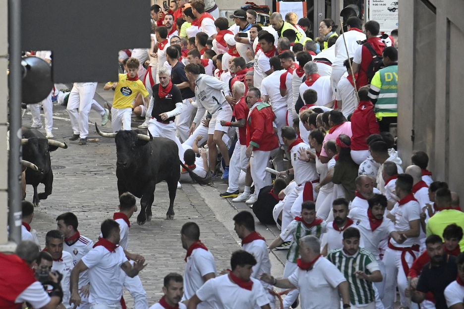 Un toro semiparado en Santo Domingo tras la embestida metros más abajo.