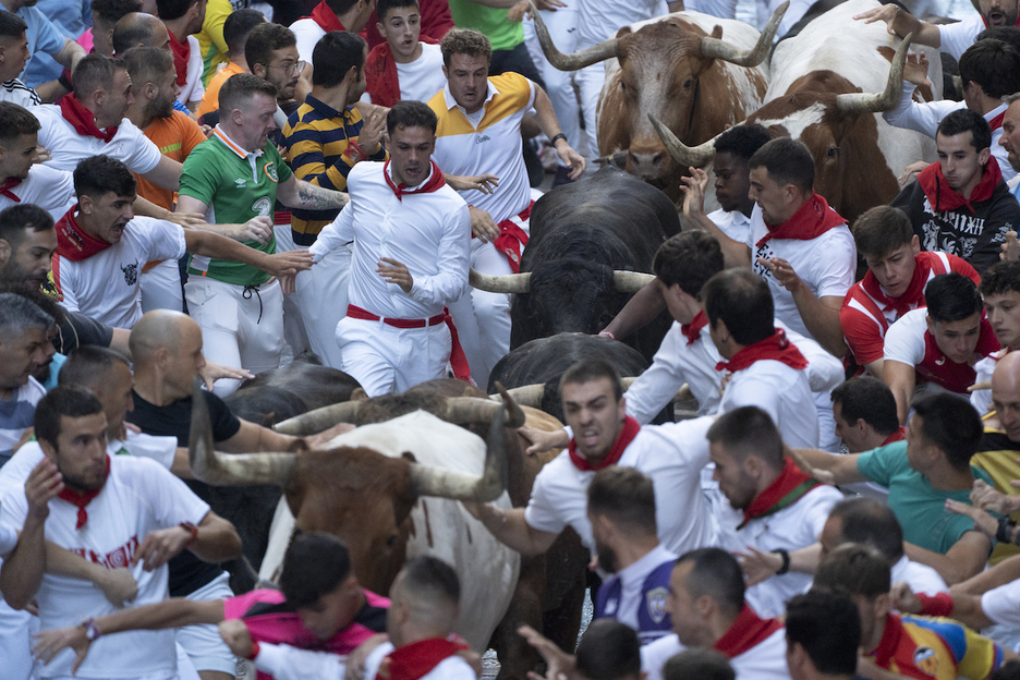 Los toros, apenas perceptibles entre la marea humana del domingo en Estafeta.