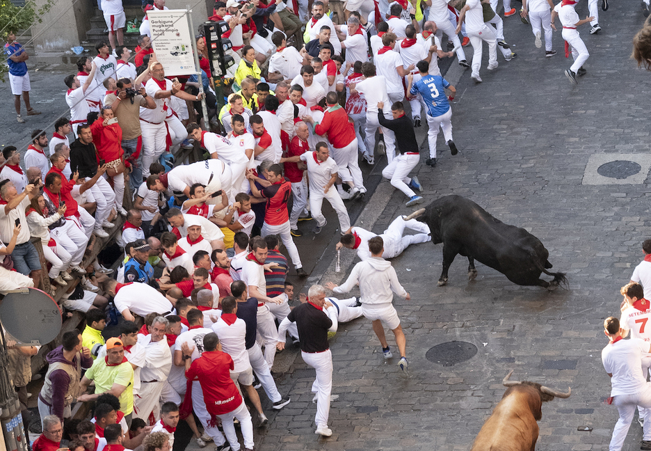 El toro aún ha hecho amago de ir a por el mozo ya corneado.