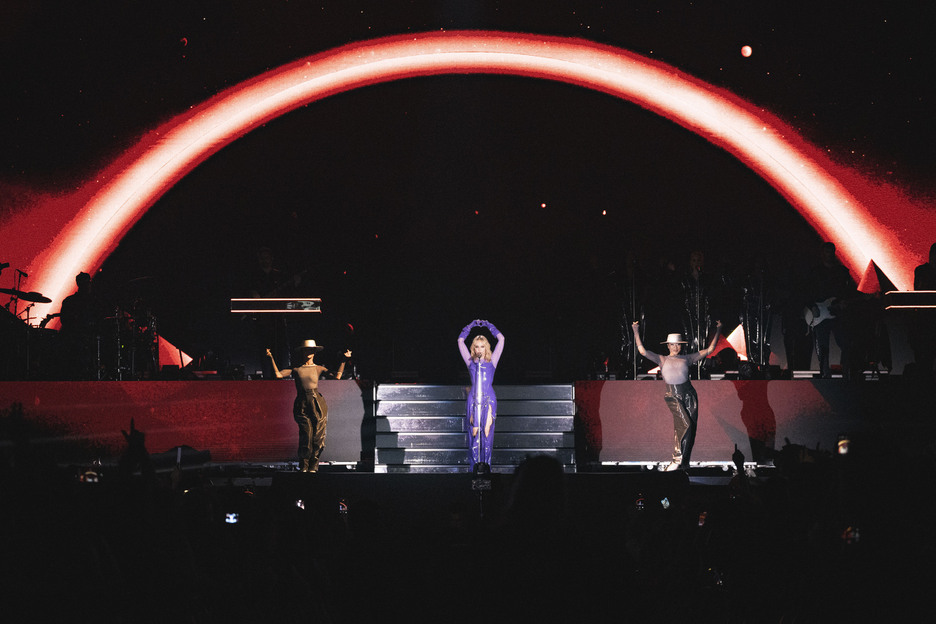 Pop-aren erreina bat dela erakutsi zuen australiarrak. Ikuskizun zaindu bat ekarri zuen Bilbora. Pop-aren erreina bat dela erakutsi zuen australiarrak. Ikuskizun zaindu bat ekarri zuen Bilbora.