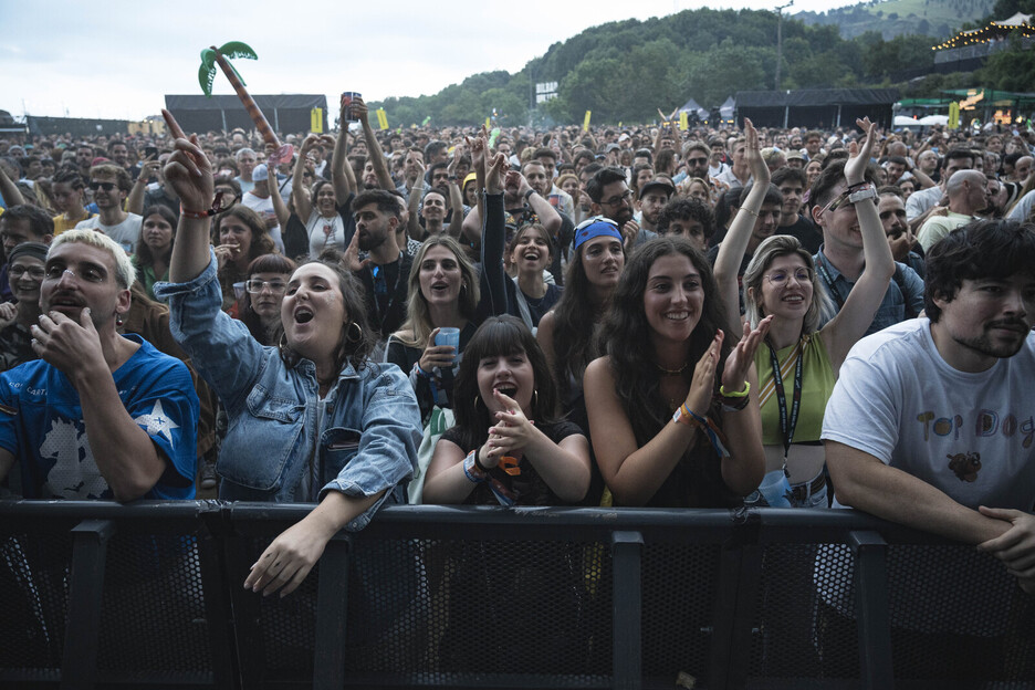 Australiarraren kontzertuaren aurretik, dantza egiteko gogoz. Australiarraren kontzertuaren aurretik, dantza egiteko gogoz.