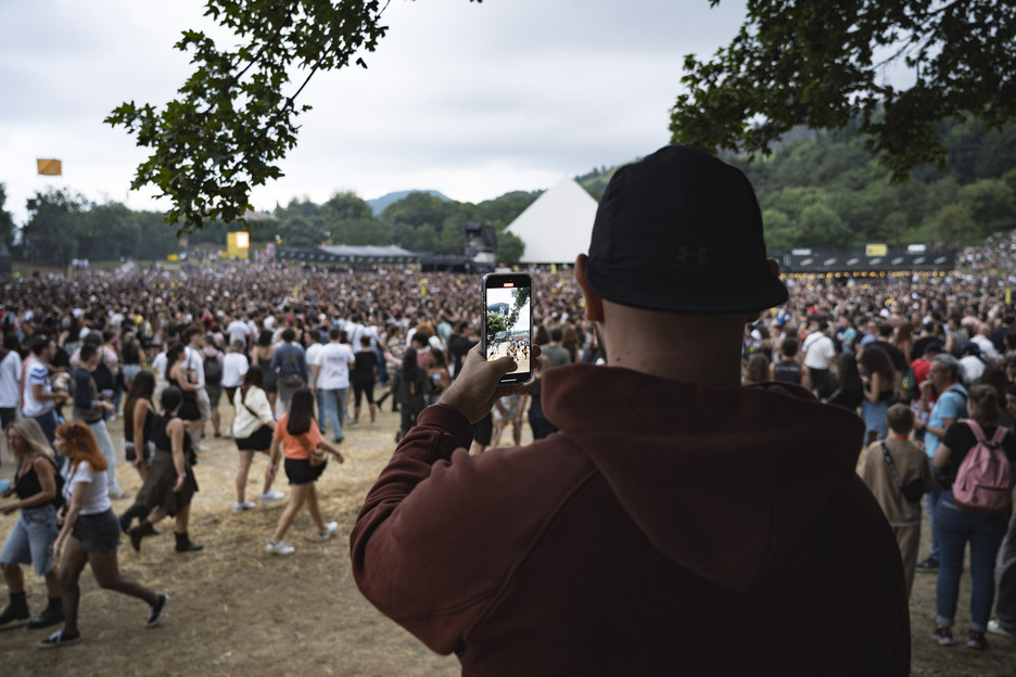 Kontzertu bat modu desberdinetan bizi daiteke. Kanpotik... Kontzertu bat modu desberdinetan bizi daiteke. Kanpotik...