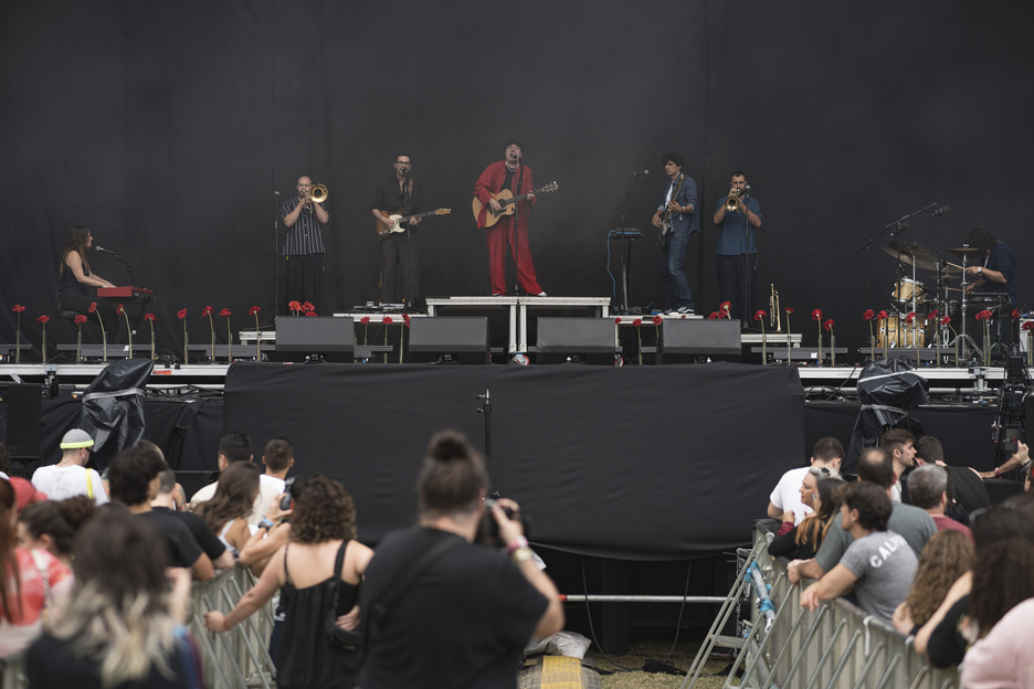 Janus Lester V formazioan agertu zen: sei musikariak eta bera erdian. Janus Lester V formazioan agertu zen: sei musikariak eta bera erdian.