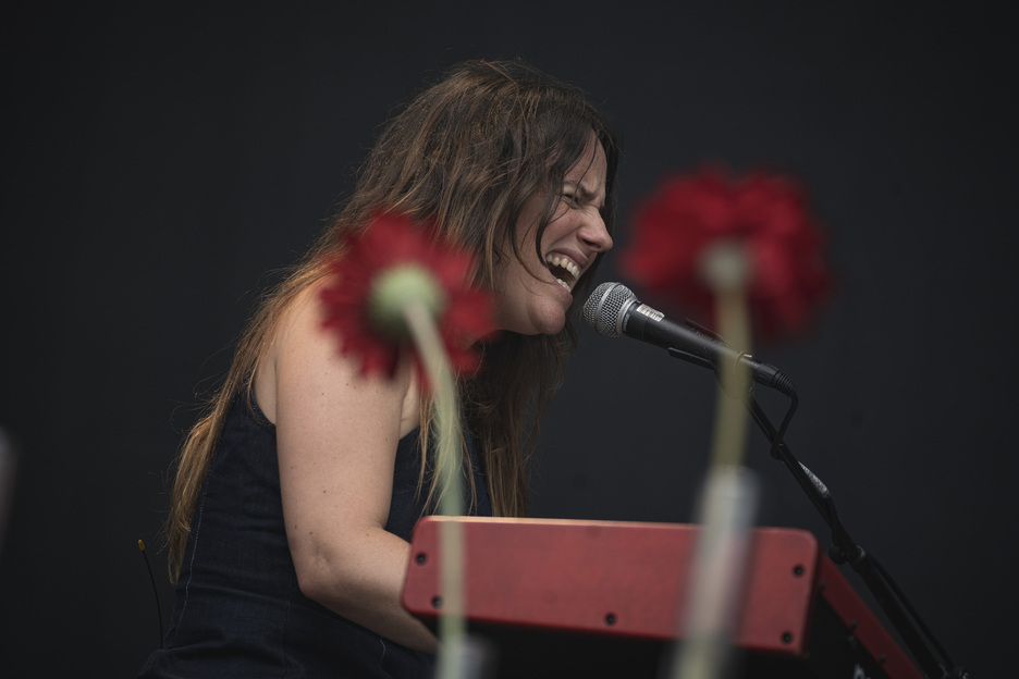 Olatz Salvador tekletan eta koroetan, Janus Lesterren lagun. Olatz Salvador tekletan eta koroetan, Janus Lesterren lagun.