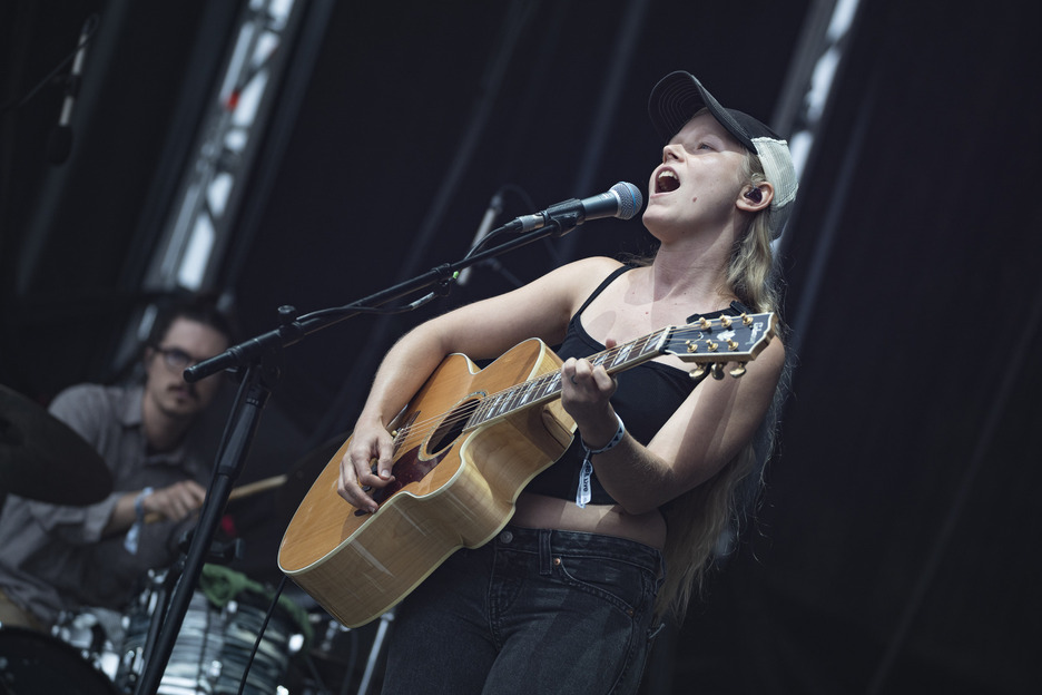 Alice Phoebe Lou hegoafrikarrak atmosfera lasaia sortu zuen. Alice Phoebe Lou hegoafrikarrak atmosfera lasaia sortu zuen.