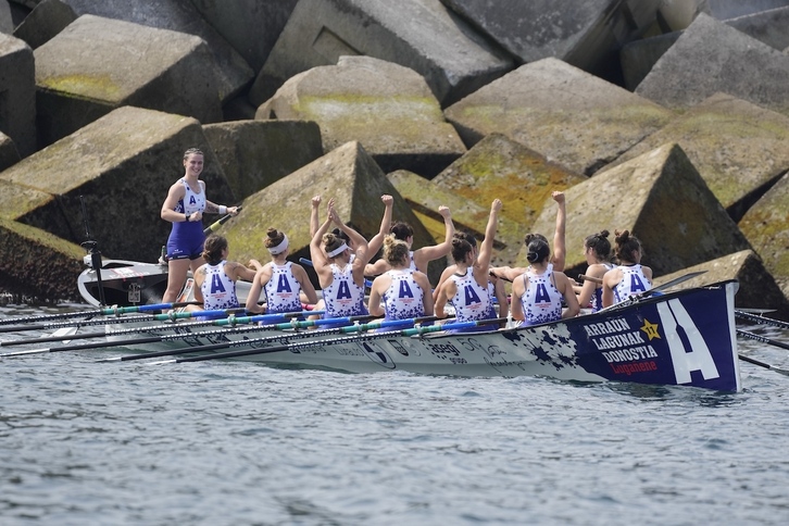 Arraun Lagunak-eko arraunlariak, pozik Zierbenan irabazi berritan.