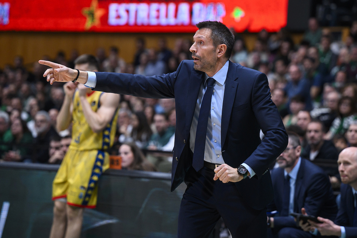 Natxo Lezkano dirige un partido.