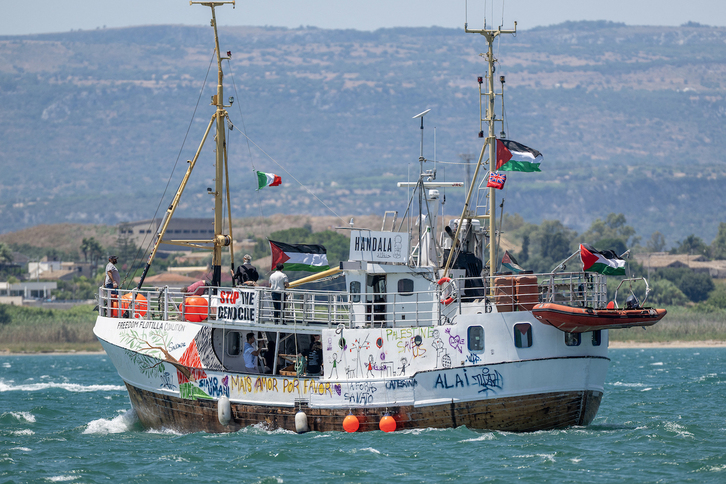 El barco Handala, fletado por la Flotilla de la Libertad, ha partido hacia Gaza desde Siracusa.