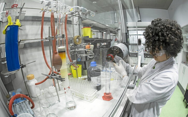 Dos investigadoras trabajan en un laboratorio.