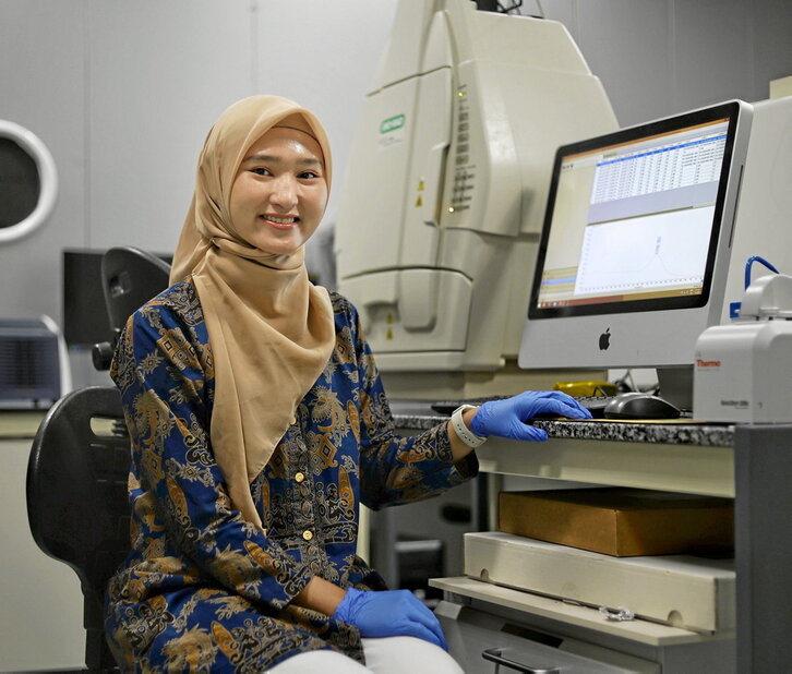 Rica Asrosa ikerlari indonesiarra, nanoGUNEko laborategi batean lanean.