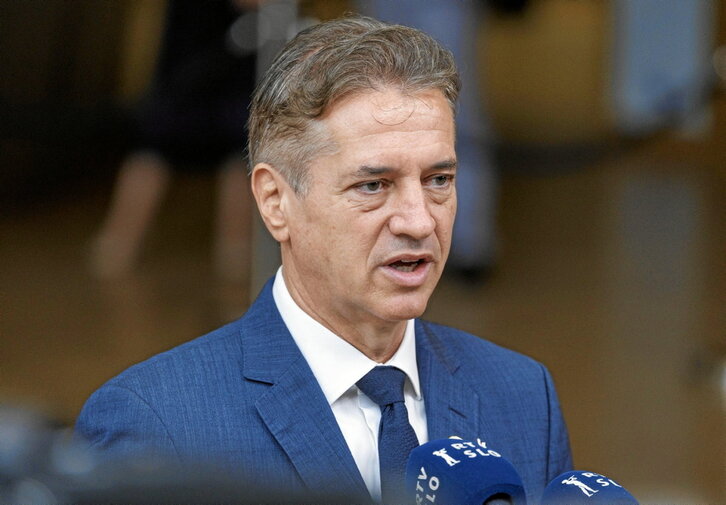 Robert Golob Esloveniako lehen ministroa gastu militarraren inguruko erreferendumaren aurka agertu da. Bere ustez, galdera zuzena da ea Esloveniak NATOn jarraitu behar duen ala ez.