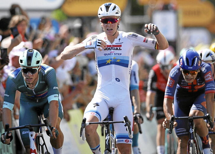 Tim Merlier deja atrás (izquierda de la imagen) a Jonathan Milan, vencedor de la etapa anterior.