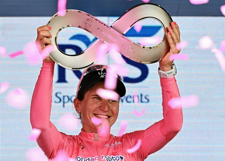 Elisa Longo Borghini, con el trofeo de campeona del Giro.