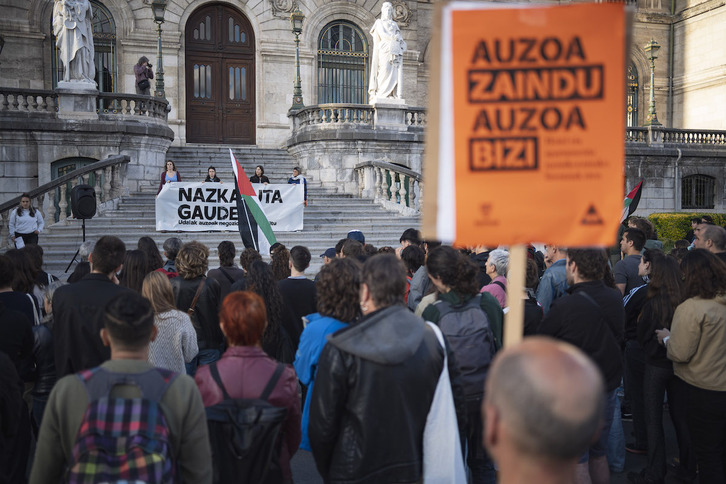 Manifestación vecinal ante la casa consistorial para denunciar las afecciones que generó la final de la Europa League.