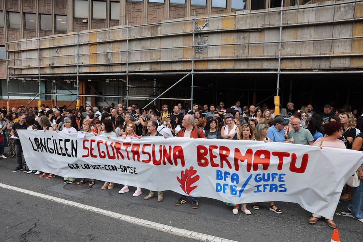 GUFEren egoitzaren aurrean egin duten elkarretaratzea.